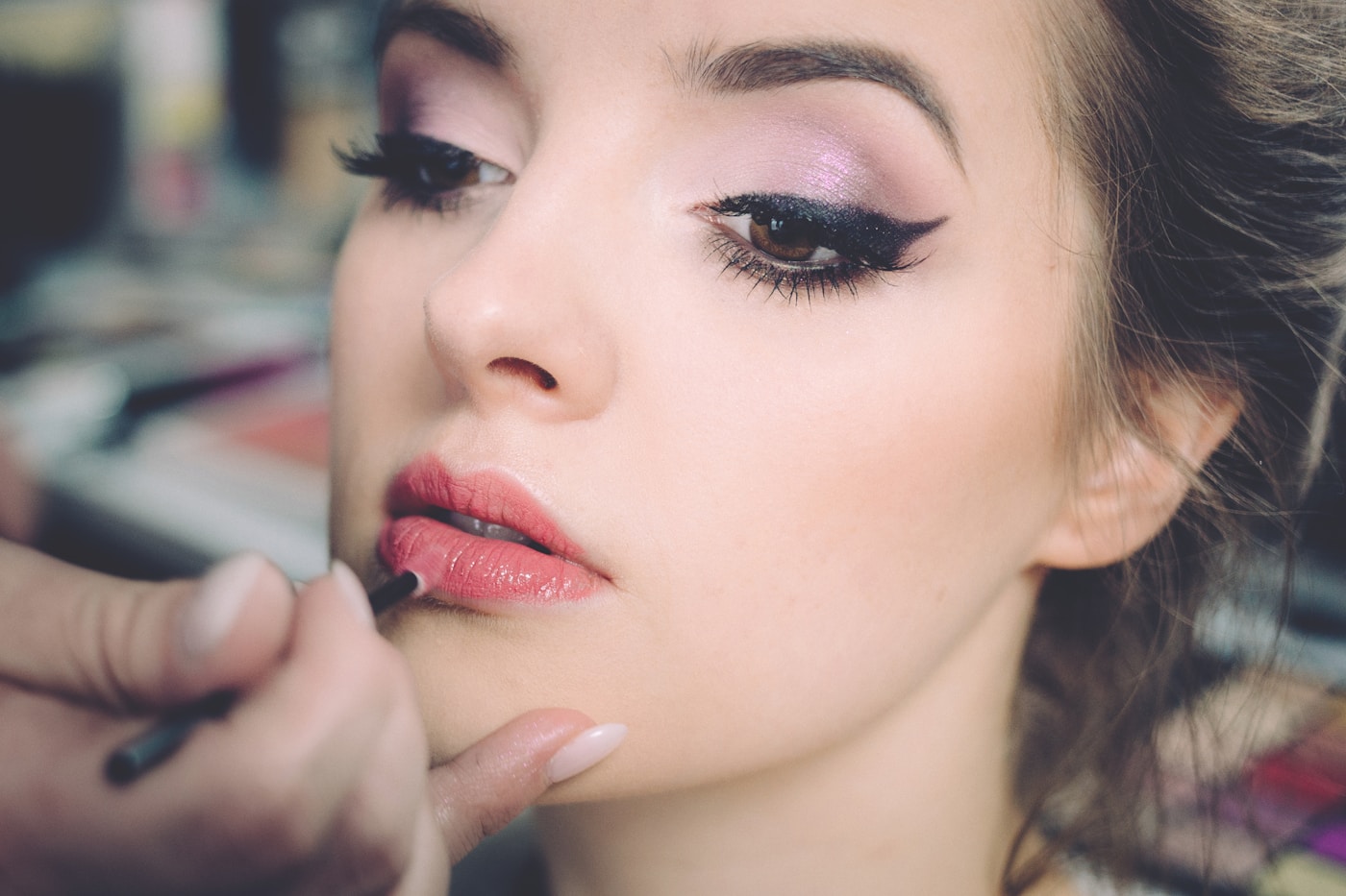 Labial satinado y delineado en ala